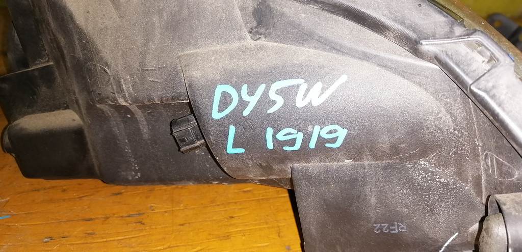 фара Mazda Demio