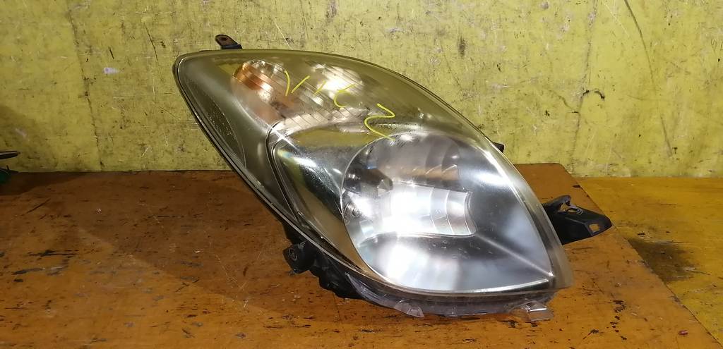 фара Toyota Vitz