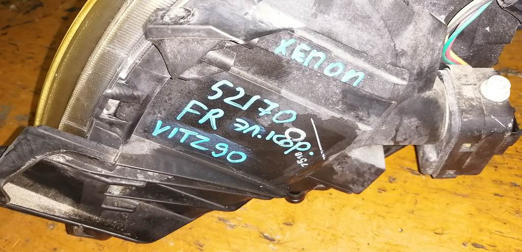 фара Toyota Vitz