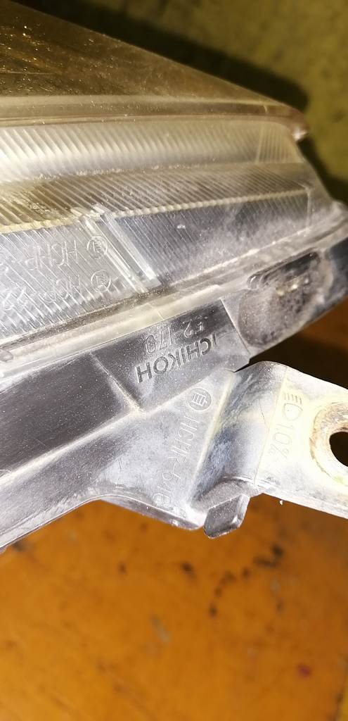 фара Toyota Vitz