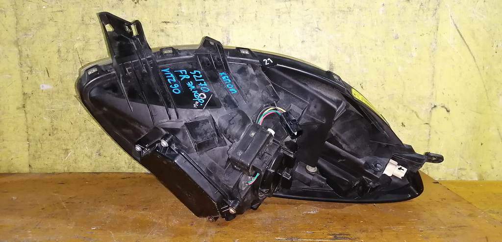 фара Toyota Vitz