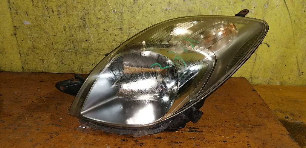 фара Toyota Vitz