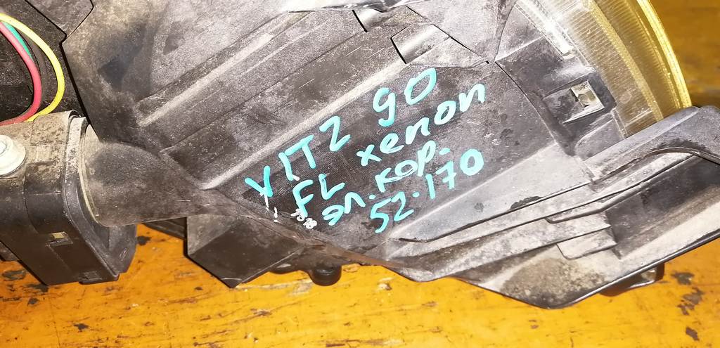 фара Toyota Vitz