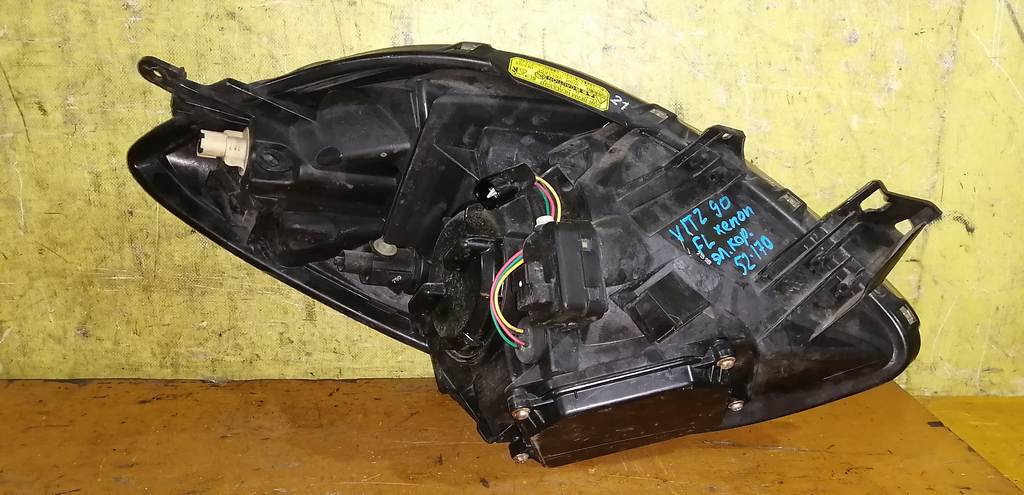 фара Toyota Vitz