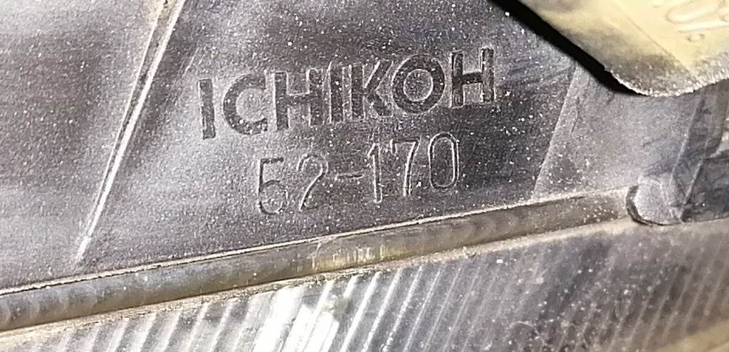 фара Toyota Vitz