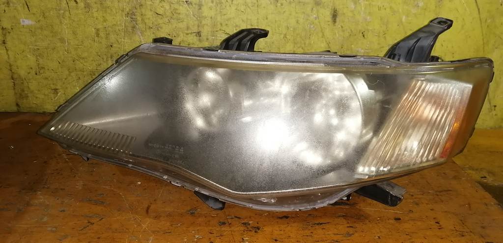 фара Mitsubishi Outlander
