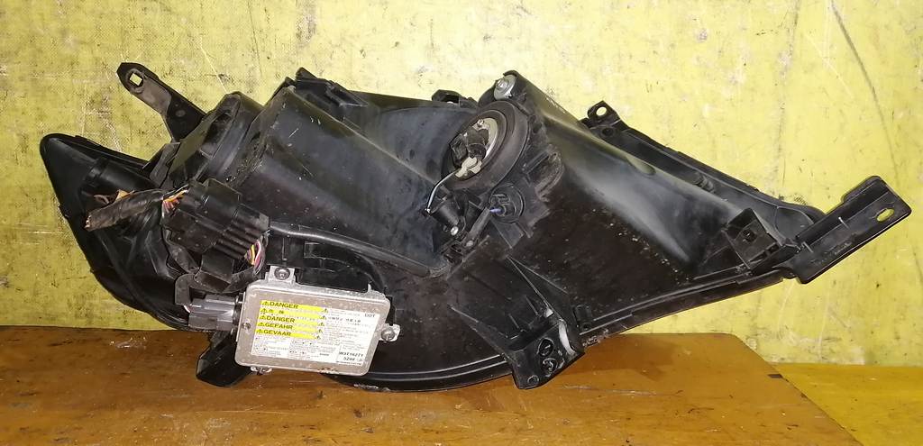 фара Mitsubishi Outlander