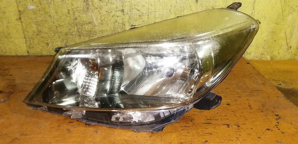 фара Toyota Vitz