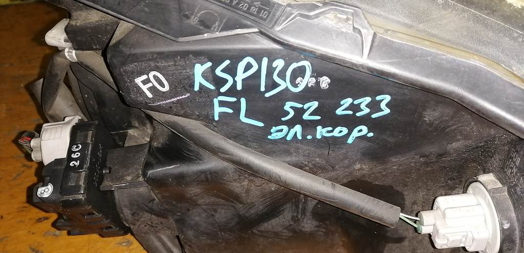 фара Toyota Vitz