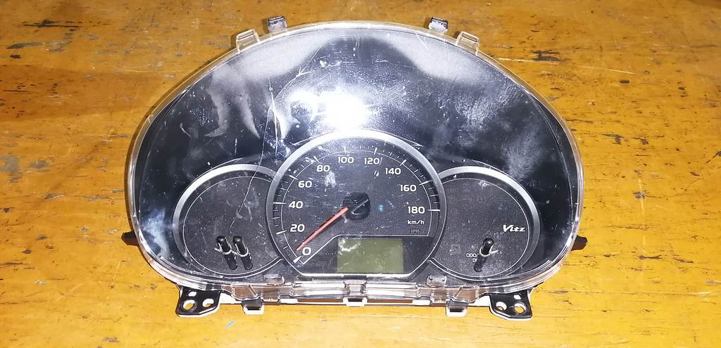 щиток приборов Toyota Vitz