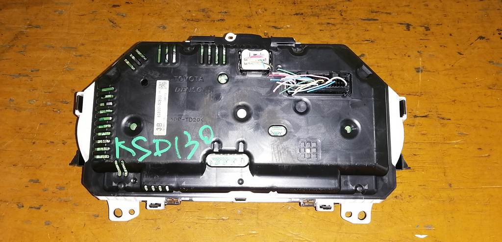 щиток приборов Toyota Vitz