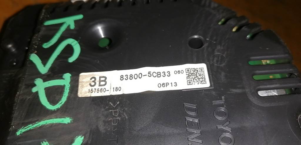 щиток приборов Toyota Vitz