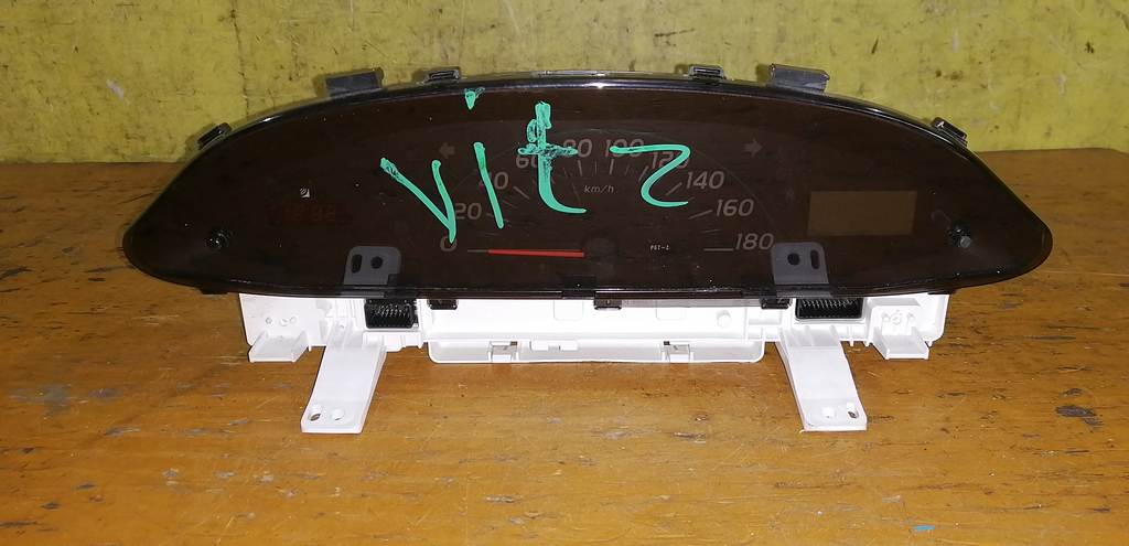 щиток приборов Toyota Vitz