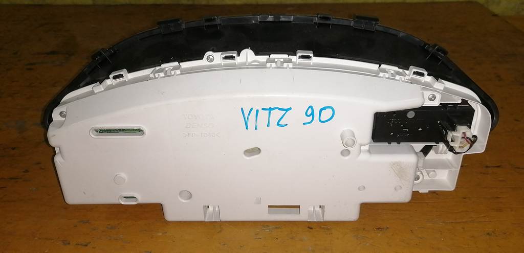 щиток приборов Toyota Vitz