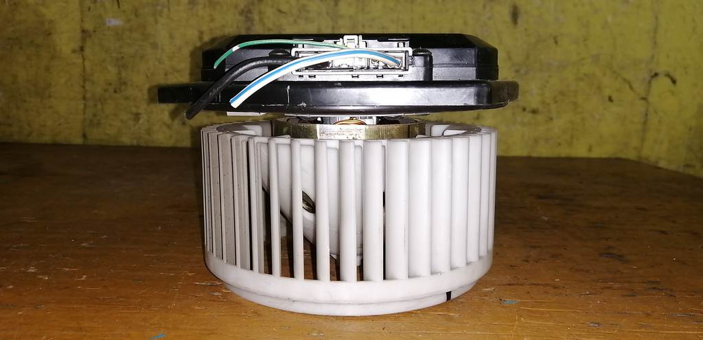 мотор печки Nissan Presage