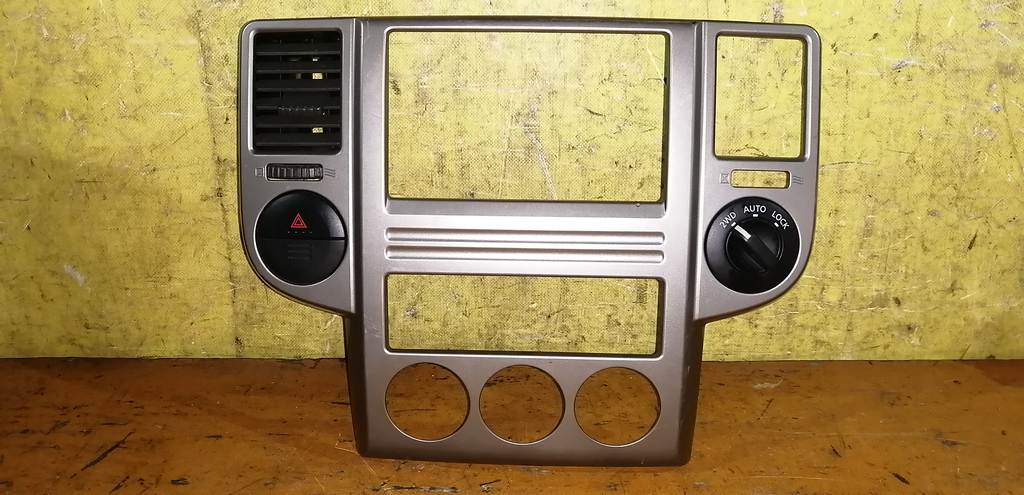 консоль магнитофона Nissan X-Trail