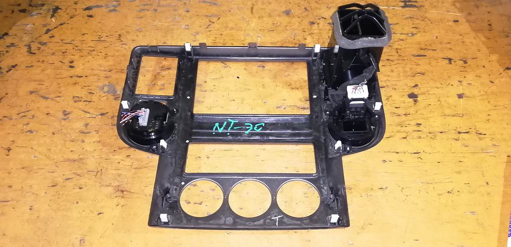 консоль магнитофона Nissan X-Trail