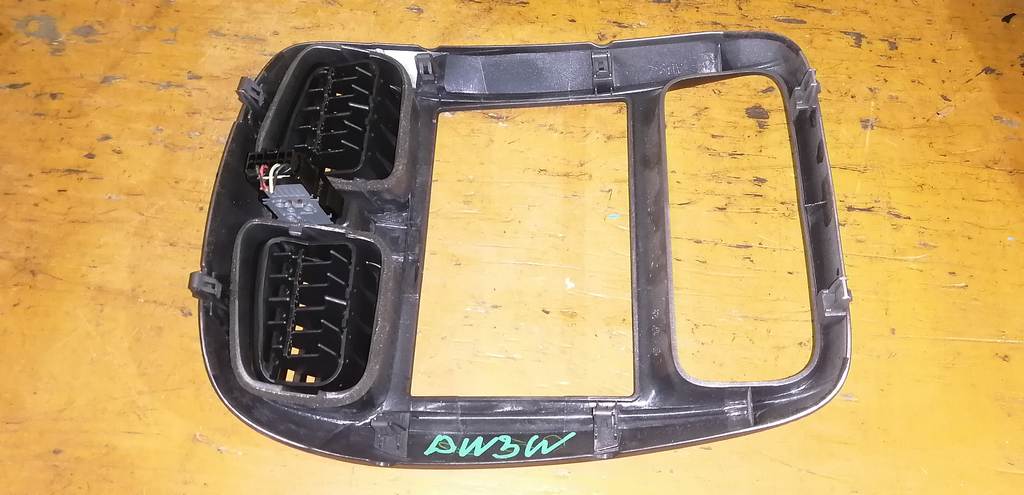 консоль магнитофона Mazda Demio