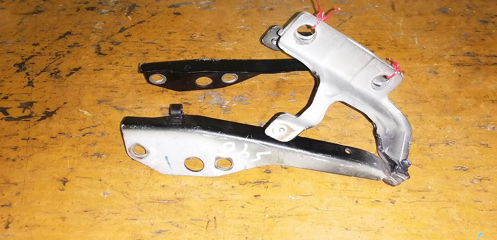 петля капота Volvo S40