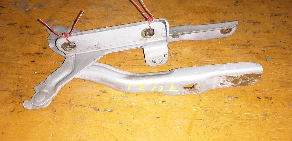 петля капота Nissan Presage