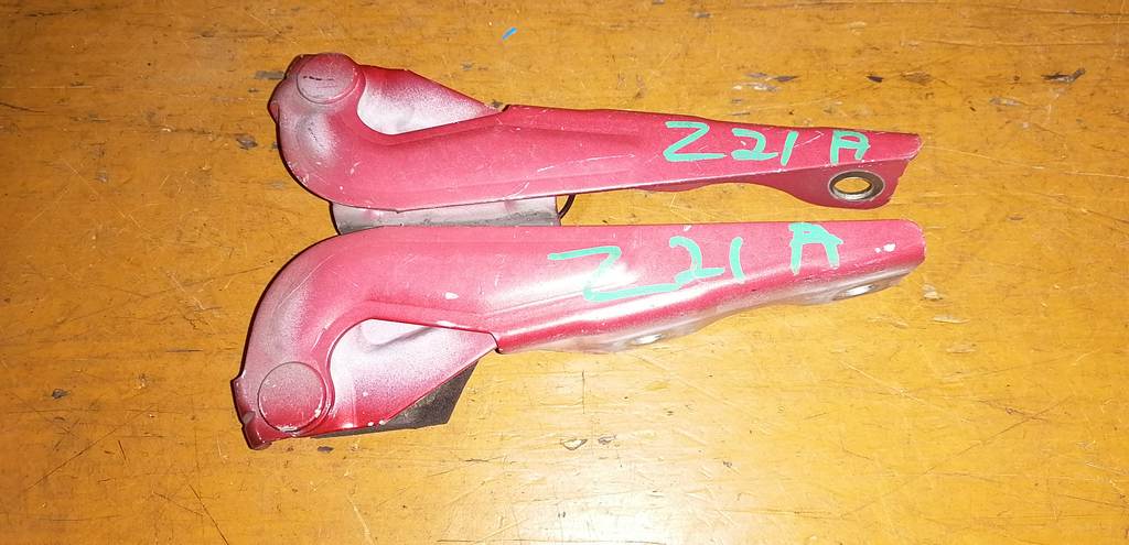 петля капота Mitsubishi Colt