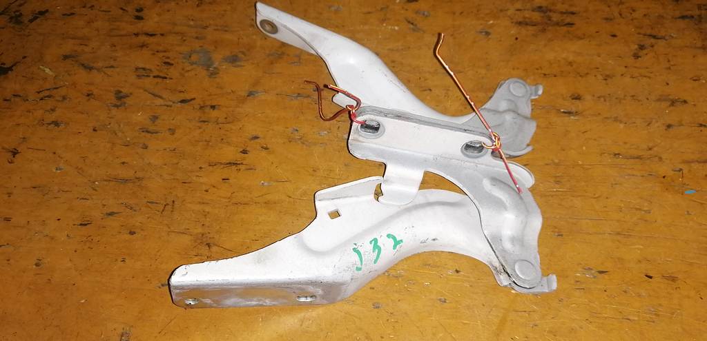 петля капота Nissan Teana