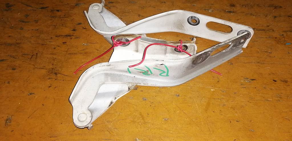 петля капота Honda Elysion