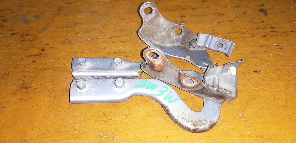 петля капота Mazda Demio