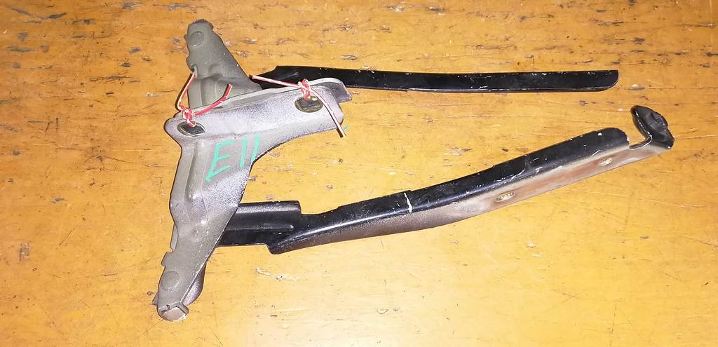 петля капота Nissan Note