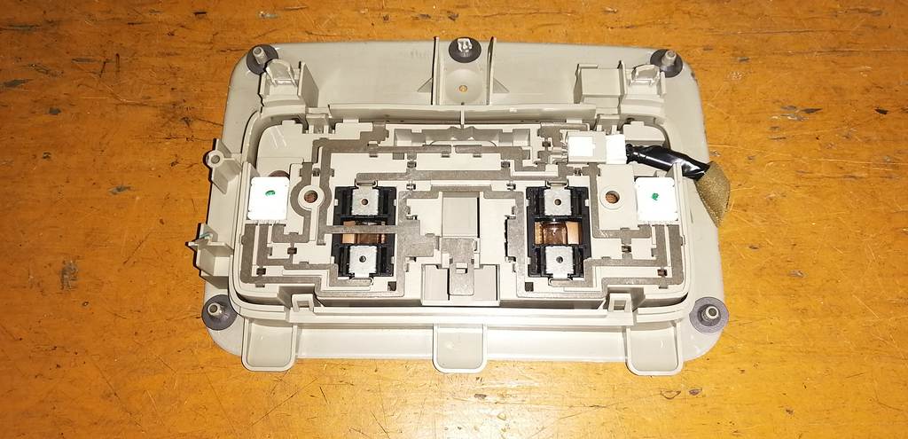 плафон салонный Nissan Presage