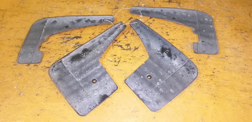 брызговик Nissan Cube