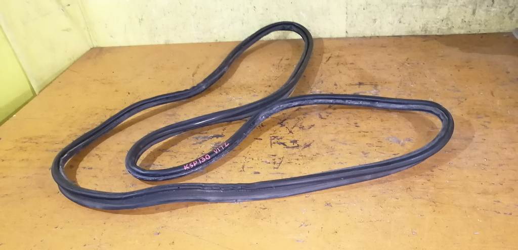 уплотнительная резинка багажника Toyota Vitz