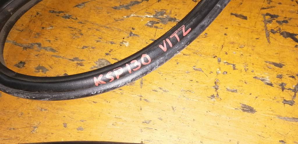 уплотнительная резинка багажника Toyota Vitz