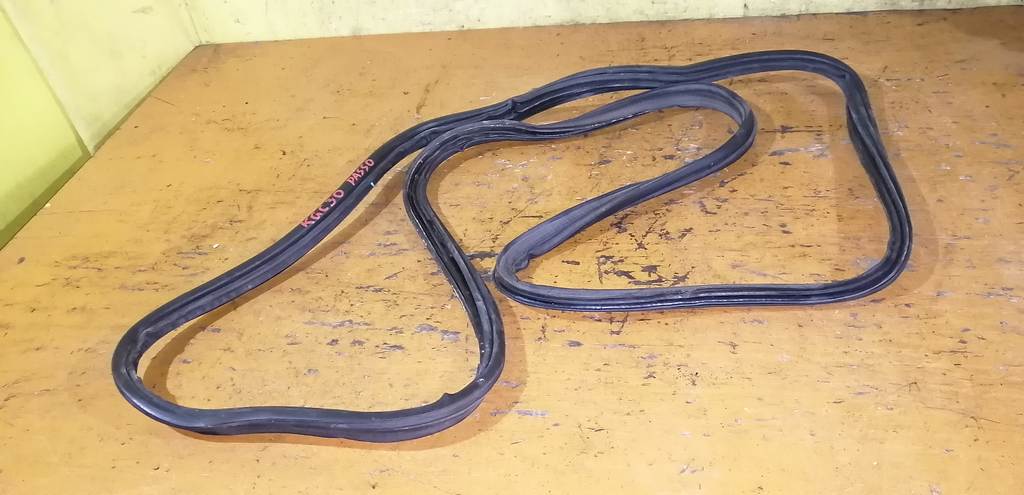 уплотнительная резинка багажника Toyota Passo