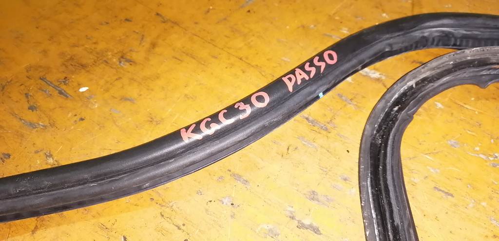 уплотнительная резинка багажника Toyota Passo