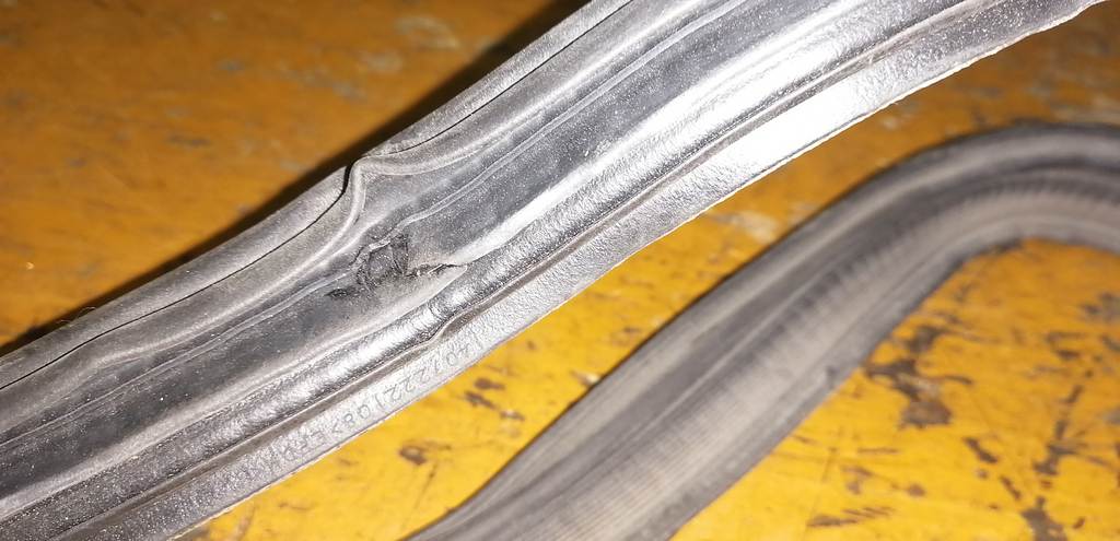 уплотнительная резинка багажника Toyota Passo