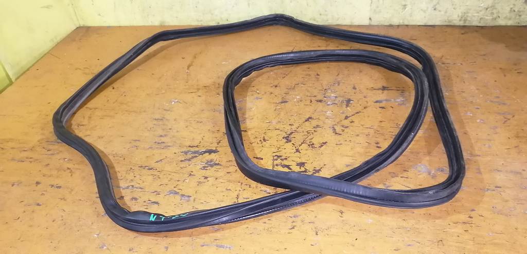 уплотнительная резинка багажника Nissan X-Trail