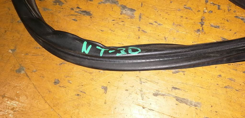 уплотнительная резинка багажника Nissan X-Trail