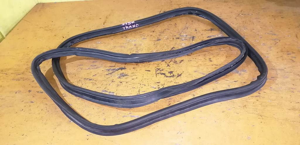 уплотнительная резинка багажника Mazda Demio