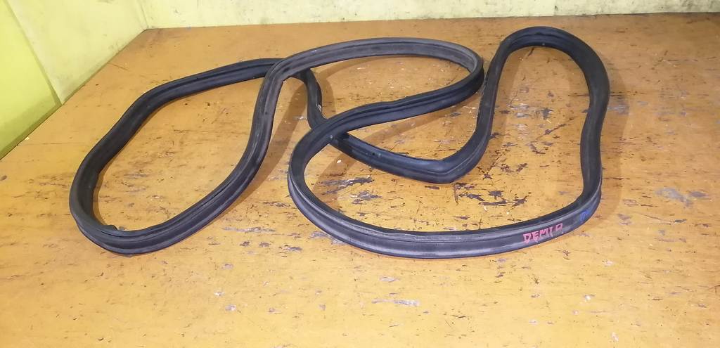 уплотнительная резинка багажника Mazda Demio