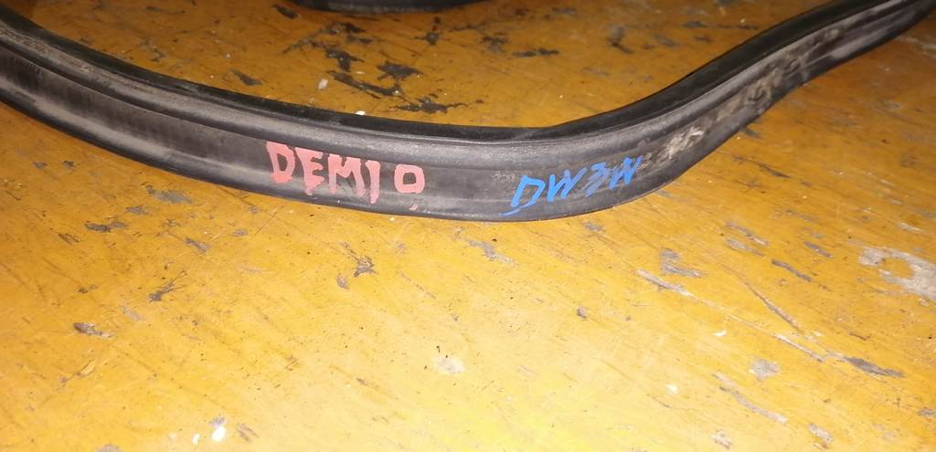 уплотнительная резинка багажника Mazda Demio