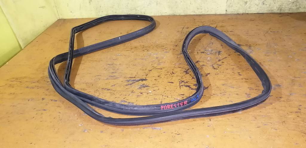 уплотнительная резинка багажника Subaru Forester