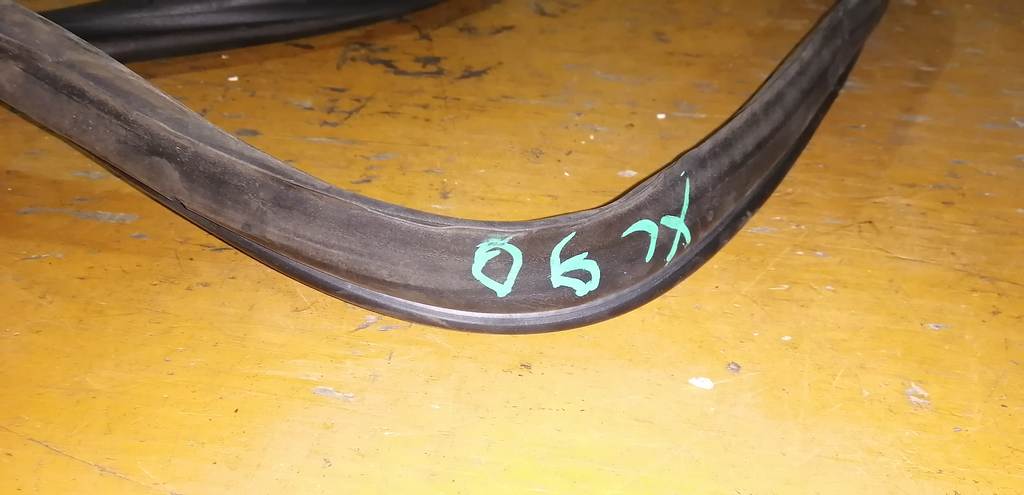 уплотнительная резинка багажника Volvo XC90