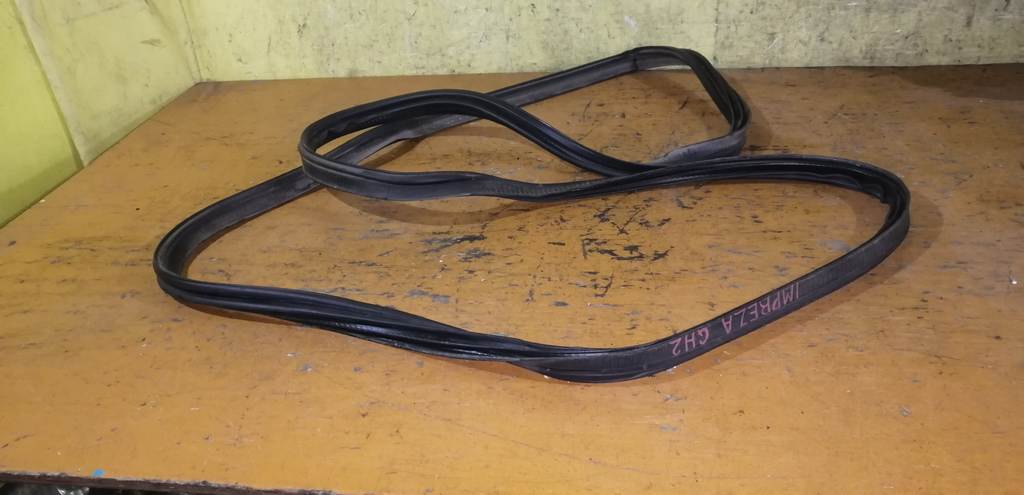 уплотнительная резинка багажника Subaru Impreza