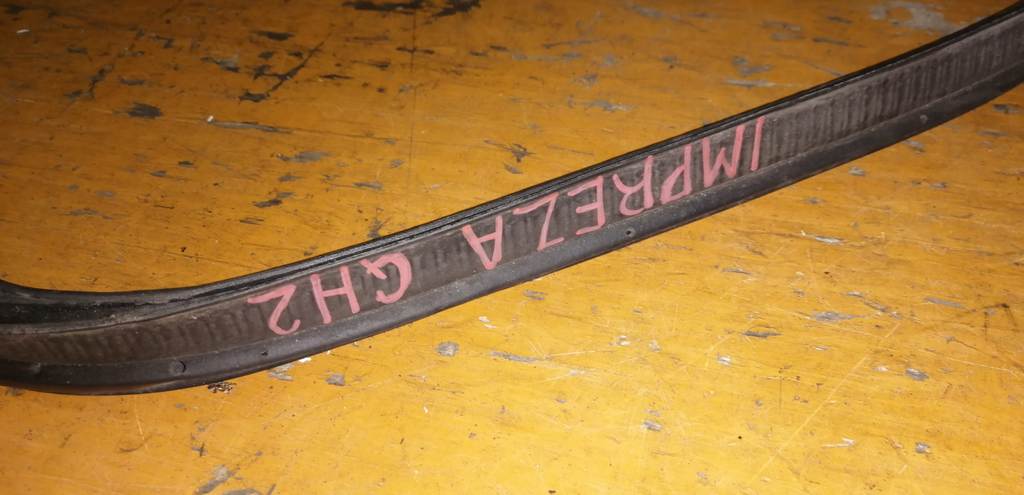 уплотнительная резинка багажника Subaru Impreza