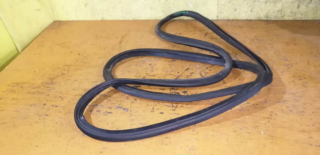 уплотнительная резинка багажника Volkswagen Touareg