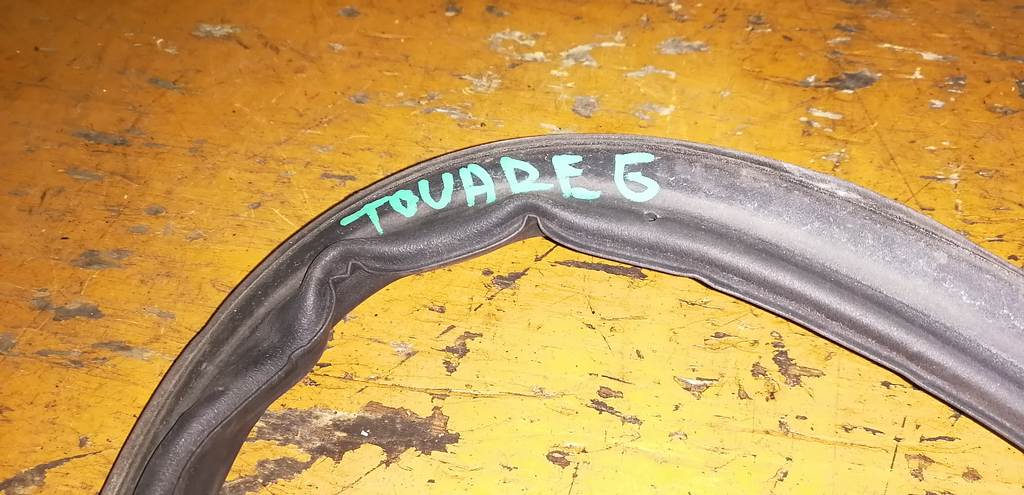 уплотнительная резинка багажника Volkswagen Touareg