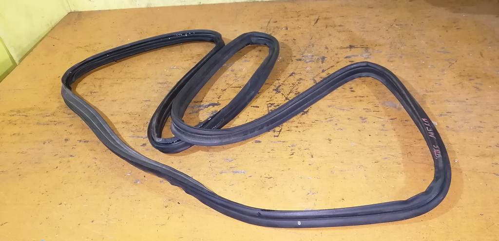 уплотнительная резинка багажника Mazda Demio