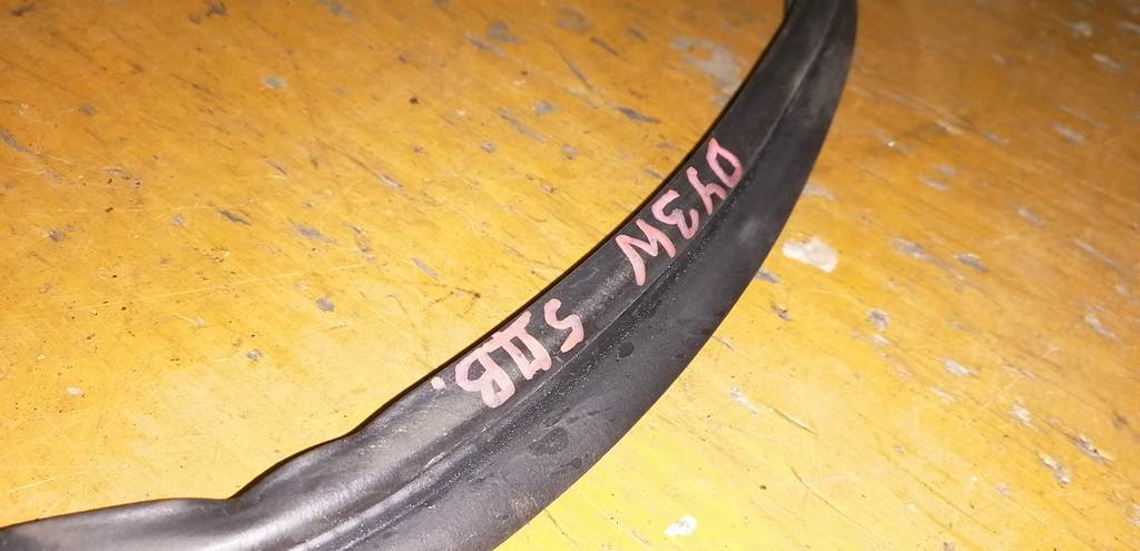 уплотнительная резинка багажника Mazda Demio