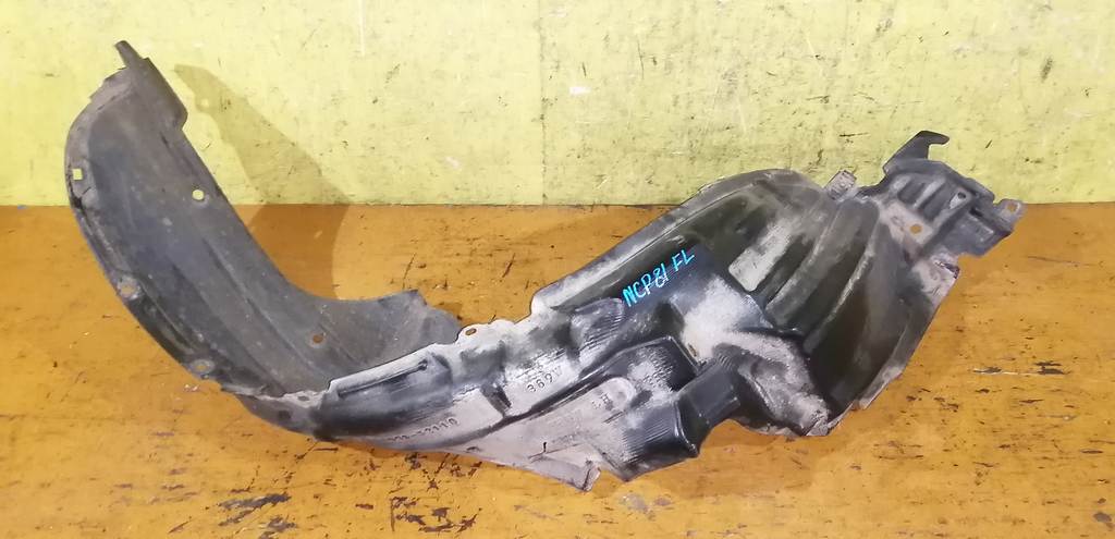 подкрылок Toyota Sienta